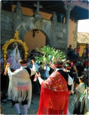 Foto 3 - Historia y tradición se dan la mano en el espectacular Ofertorio a la Virgen de la Cuesta 