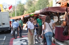 Foto 6 - Mañueco, satisfecho con las fiestas durante la visita a un Mercado Medieval con 180 puestos 