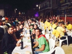 Foto 5 - La cena fin de fiestas reúne a 600 vecinos en la plaza