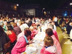 Foto 4 - La cena fin de fiestas reúne a 600 vecinos en la plaza