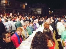Foto 3 - La cena fin de fiestas reúne a 600 vecinos en la plaza