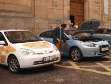 Foto 4 - Los vehículos limpios, protagonistas en la Plaza de los Bandos