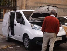 Foto 3 - Los vehículos limpios, protagonistas en la Plaza de los Bandos
