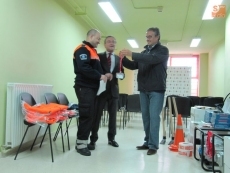 Foto 6 - Los voluntarios de Protección Civil reciben las tarjetas que legalizan y certifican su...