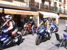 Foto 6 - Rugido de motores en la Plaza Mayor contra los guardarraíles