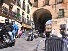 Foto 5 - Rugido de motores en la Plaza Mayor contra los guardarraíles