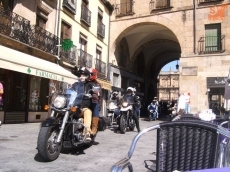 Foto 4 - Rugido de motores en la Plaza Mayor contra los guardarraíles