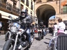 Foto 3 - Rugido de motores en la Plaza Mayor contra los guardarraíles