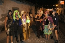 Foto 3 - Las peñas dan colorido a la noche con un bullicioso desfile de carrozas
