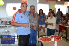 Concurrida fiesta del tomate en el Centro Social Aldea