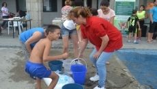 El 'Reto del Agua' empapa de solidaridad a decenas de personas por la ELA