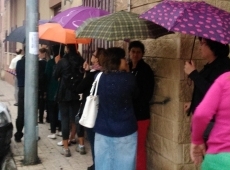 Largas colas para apuntarse a las actividades del barrio de Comuneros