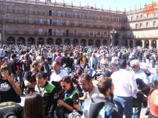 Rugido de motores en la Plaza Mayor contra los guardarra&iacute;les