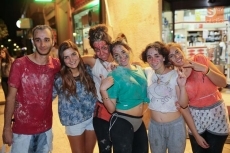 El público disfruta de la música en directo en el barrio del Oeste