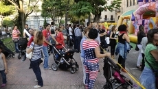 Los más pequeños disfrutan de juegos hinchables para celebrar la Semana de la Movilidad