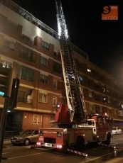 Un fuego originado en una caldera obliga a desalojar un bloque de vecinos de la calle Colombia | Imagen 7