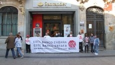 Foto 5 - Stop Desahucios vuelve a exigir al Banco Santander una solución para una desahuciada en 2009 