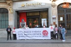 Foto 4 - Stop Desahucios vuelve a exigir al Banco Santander una solución para una desahuciada en 2009 