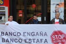 Foto 3 - Stop Desahucios vuelve a exigir al Banco Santander una solución para una desahuciada en 2009 