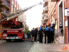 Foto 4 - Un incendio en la calle Tomillar alerta a los vecinos de Pizarrales