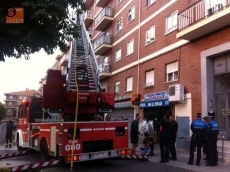 Foto 3 - Un incendio en la calle Tomillar alerta a los vecinos de Pizarrales