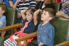 Foto 3 - Los más pequeños disfrutan en el Ateneo con los cuentos de Fernando Saldaña