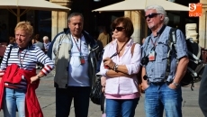 Foto 4 - El mal tiempo no impide la llegada masiva de turistas a Salamanca