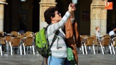 Foto 3 - El mal tiempo no impide la llegada masiva de turistas a Salamanca