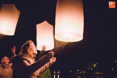 Foto 4 - Los albenses lanzan al cielo sus mejores deseos para el V Centenario 