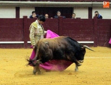 Foto 4 - Contundente triunfo de Iván González en el festejo sin caballos de la Escuela de Tauromaquia