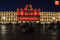 Foto 6 - La fachada de la Plaza Mayor luce el rosa reflejo de la lucha contra el cáncer de mama