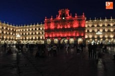 Foto 5 - La fachada de la Plaza Mayor luce el rosa reflejo de la lucha contra el cáncer de mama
