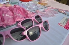 Foto 4 - Un gran lazo rosa en la Plaza Mayor albercana contra el cáncer de mama