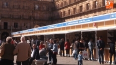 Foto 6 - Cita con las letras en la Plaza Mayor en la celebración de la XXII Feria del Libro Antiguo