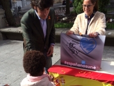 NNGG hace un llamamiento a la unidad y reparte lazos con la bandera nacional