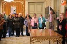 Pensionistas de La Rioja visitan la ciudad y conocen el Ayuntamiento