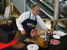 SALAMANCArtv AL DÍA lleva el color a la Shopping Night del Centro Comercial El Tormes