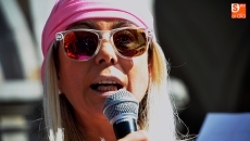 Un lazo humano en la Plaza Mayor, muestra de solidaridad con las afectadas por el cáncer de mama