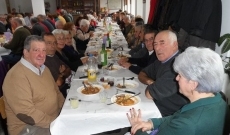 Foto 3 - La Asociación de Jubilados, que estrena sede, celebra una comida