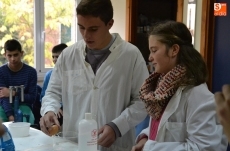 Foto 5 - Alumnos del Fray Diego se ponen en la piel de científicos con experimentos caseros