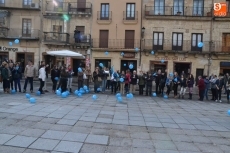 Foto 6 - Un centenar de personas conforma un gran círculo azul por el Día Mundial de la Diabetes