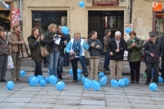 Foto 5 - Un centenar de personas conforma un gran círculo azul por el Día Mundial de la Diabetes