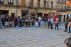 Foto 4 - Un centenar de personas conforma un gran círculo azul por el Día Mundial de la Diabetes