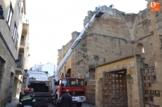 Foto 6 - Los Bomberos retiran un nido de cigüeña del Convento de San Francisco