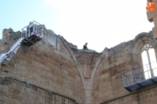 Foto 5 - Los Bomberos retiran un nido de cigüeña del Convento de San Francisco