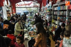 Foto 6 - Los muñecos Pupi y Pompita con los más pequeños en la Librería Musarañas