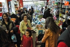 Foto 5 - Los muñecos Pupi y Pompita con los más pequeños en la Librería Musarañas