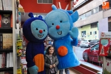 Foto 4 - Los muñecos Pupi y Pompita con los más pequeños en la Librería Musarañas