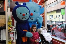 Foto 3 - Los muñecos Pupi y Pompita con los más pequeños en la Librería Musarañas