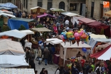 Foto 6 - Buen ambiente en la Plaza en la mañana sabatina gracias al Mercado de Artesanía